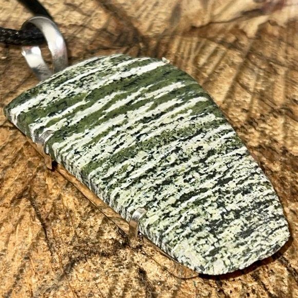 Raw Chrysotile in Serpentine Pendant 2 1/4” - Picture 7 of 9